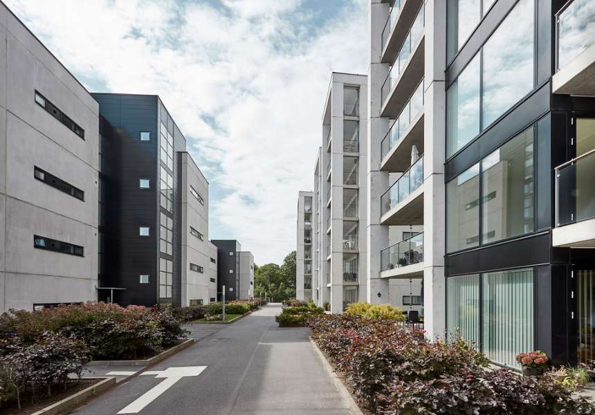 Betonkarréer ”limet” sammen med aluminiumsprofiler, Svanelundsbakken 16-22, 9800 Hjørring